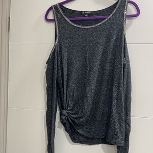 Very nice top with some ringtones in silver